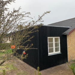 Ny tilbygning i sorte træ lameller i Randers